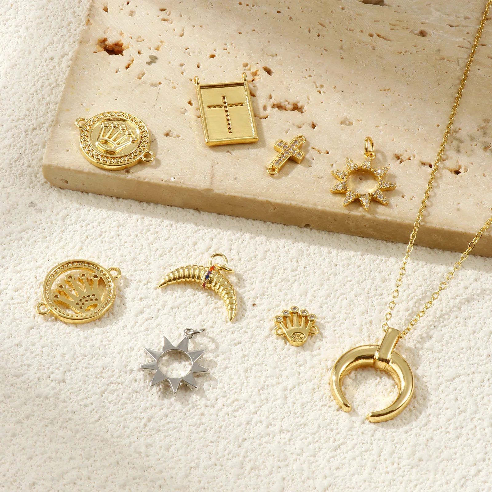 2 قطعة دلايات النحاس الجوف SunCrown الصليب الثور القرن المعلقات المعدنية ل عقد دي اي واي سوار صنع المجوهرات النتائج