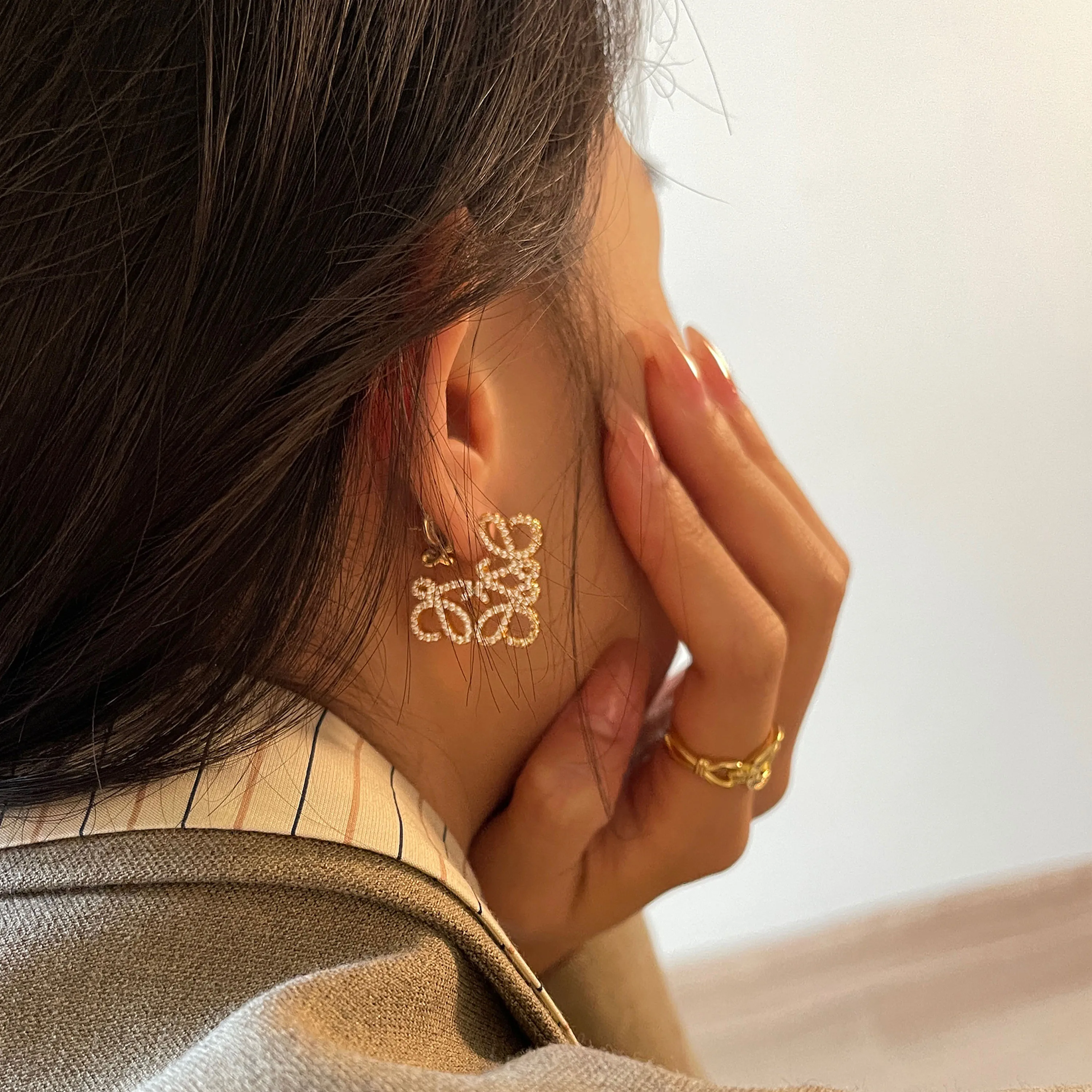 High-quality French full diamond Luojia moon cake earrings women's high-end design exquisite engraving craftsmanship 925 silver