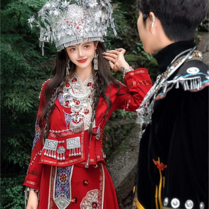 ชุดประจําชาติผู้หญิงปักหมวกกันน็อกคอปกสไตล์งานแต่งงาน