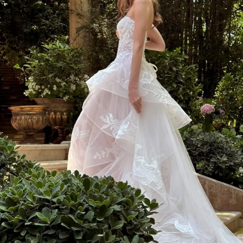 ชุดแต่งงานสีขาว ประดับด้วยลูกไม้ ปักลายดอกไม้ ชุดแต่งงานแบบมีชั้น ทำจากผ้าลูกไม้ ชุดแต่งงานสั่งทำพิเศษ