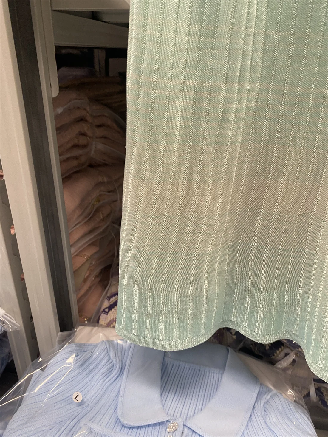 Zweiteiliger Damen-Anzug mit Farbverlauf, ärmelloses, schmal geschnittenes Strickkleid oder langärmelige, elegante Strickjacke