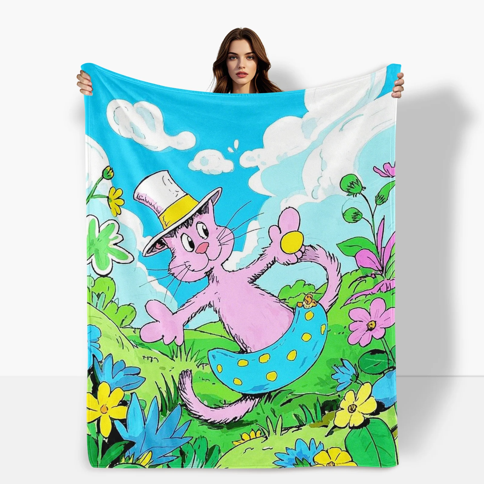 Charmant chat avec chapeau dans un champ de fleurs roses sous le ciel bleu et les nuages blancs, couverture confortable pour la maison