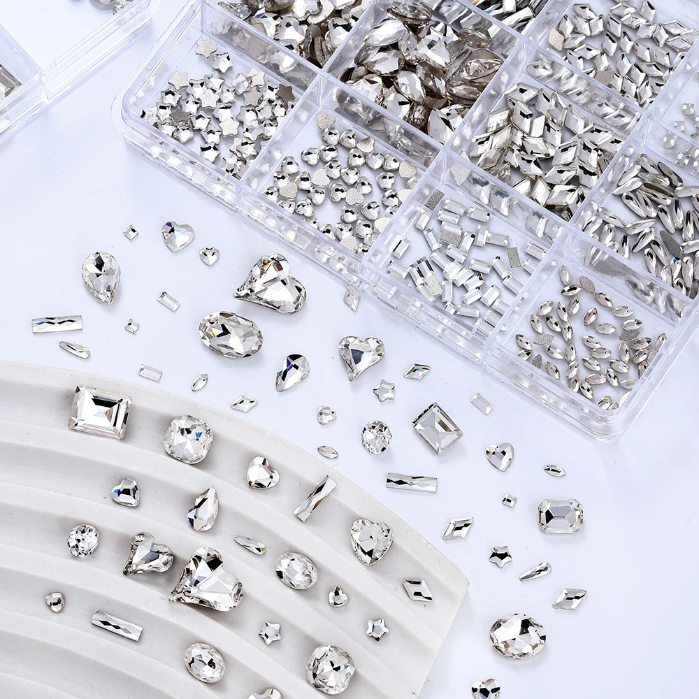 12 Gitter Mini-Diamanten mit Flachboden für Nagelkunst, Weiße Nagelrhinesteine für 3D-Nageldekorationen, Glitzer-Maniküre-Zubehör – Detail 7