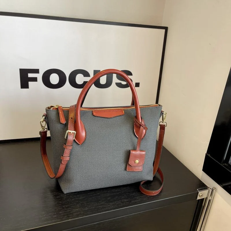 

Ladies Messenger Bag Crafted From Premium Leather Boasting Casual Vintage And High-End Durable Look​