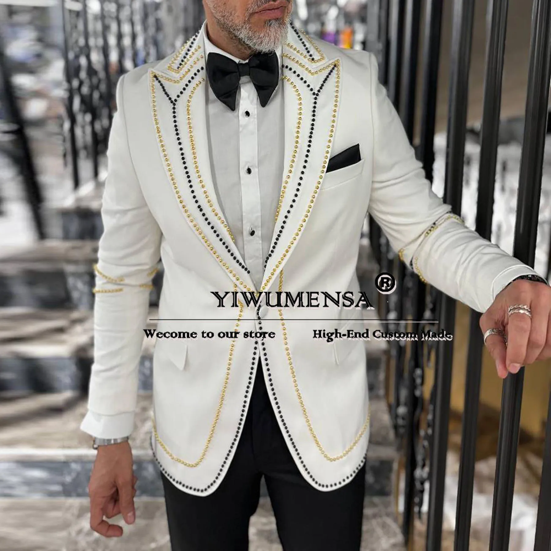 

Men Pearls Beaded Suits For Wedding Tailored White Jacket With Black Pants 2 Pieces Groom Tuxedo Tailored Chic Business Clothing