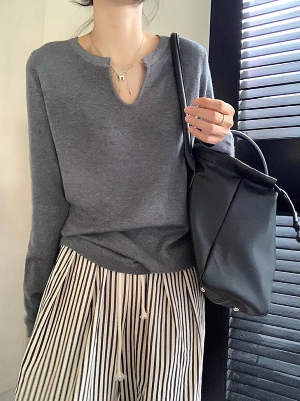 

Loose Fit Long Sleeve V-Neck Thin Fleece Base Shirt for plus Size Women Autumn Winter Outerwear Casual Comfortable Top