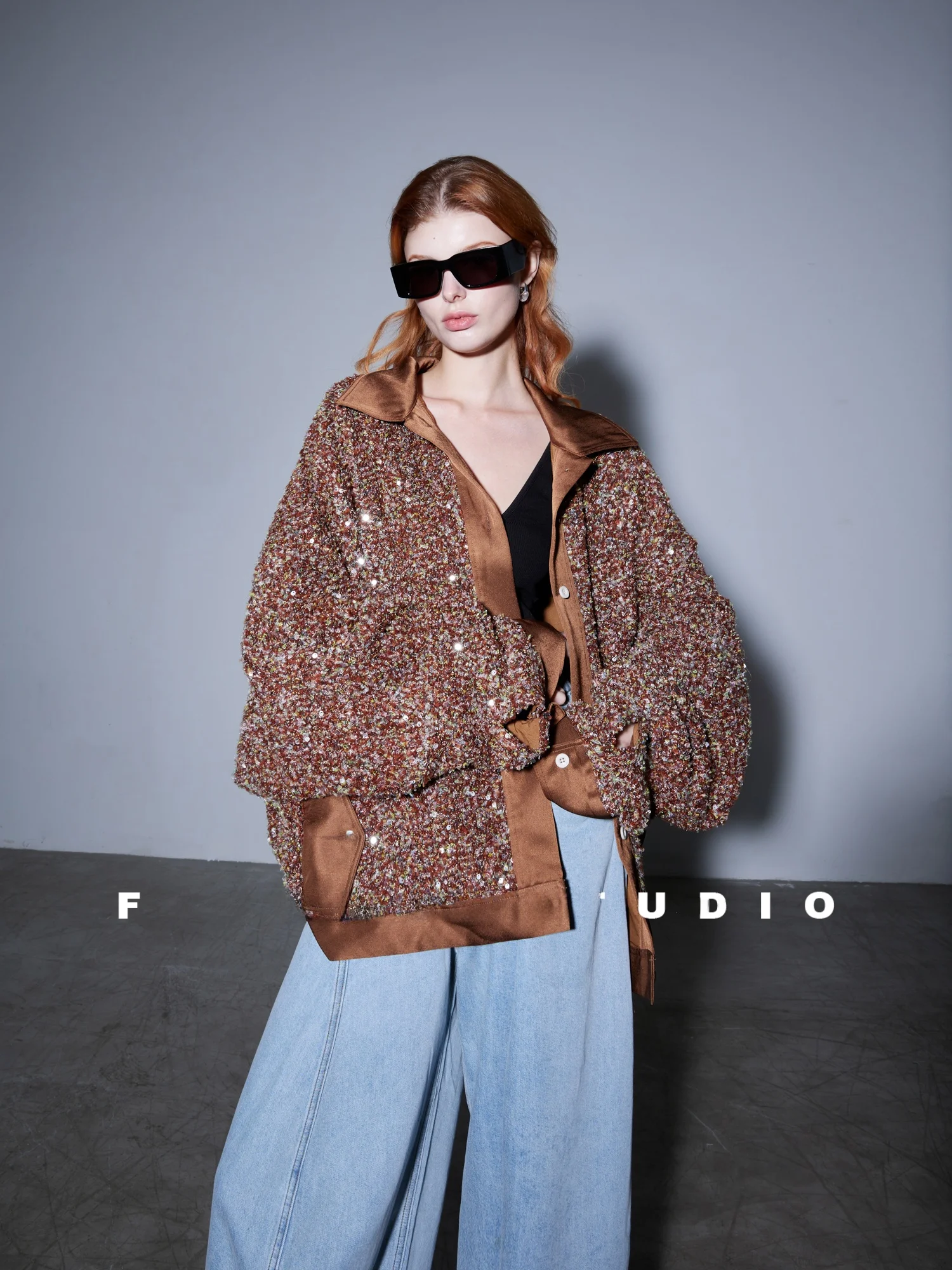 

Пальто Finocci оверсайз, модное, двустороннее, из атласа с пайетками, свободного кроя, с длинными рукавами-фонариками, на пуговицах