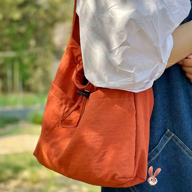 Casual Nylon Crossbody Commuter Bag Lightweight Water-Resistant Tote Bag for Men And Women Suitable for Spring And Summer