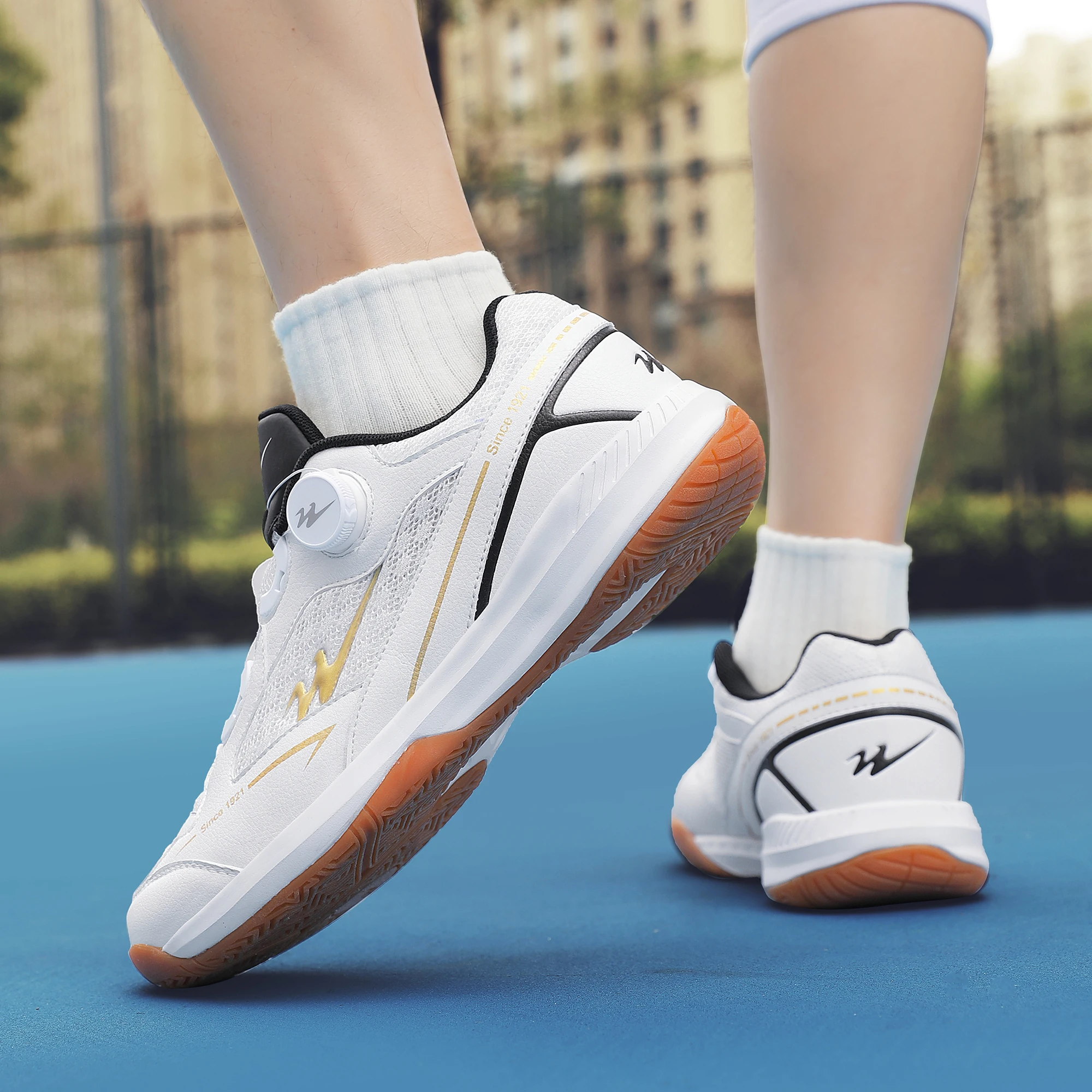 2026 Nueva marca de zapatos de bádminton, zapatos de voleibol profesionales para jóvenes, zapatos de tenis de mesa ligeros y transpirables para niños