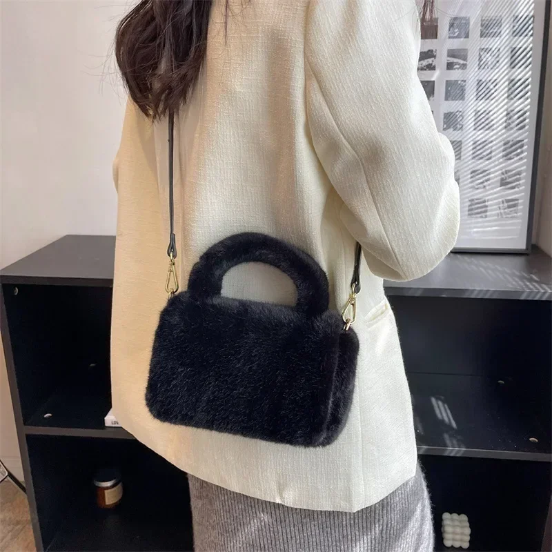 Winter New Women\'s Plush Bag Trend Designer Small Crossbody Bags Fluffy Tote Bags Luxury Clutch Purse Versatile Handbag