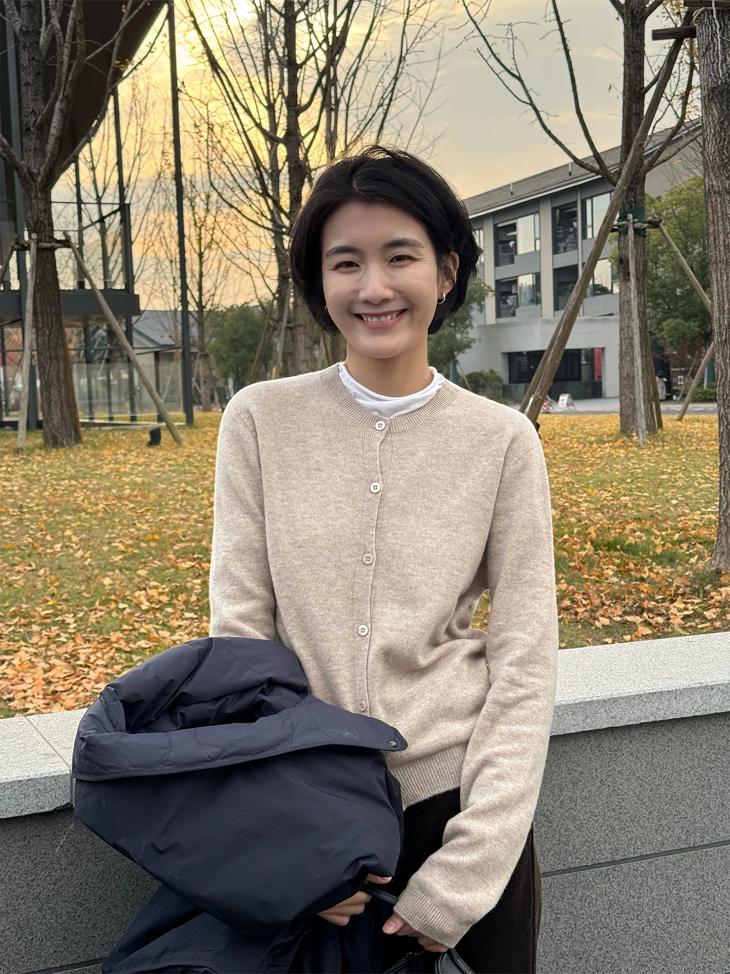 

Женская трикотажная футболка Slim Fit Camere Base от бренда Langqing Tong с V-образным вырезом и длинным рукавом, повседневная, для ношения под одеждой, весенняя новинка