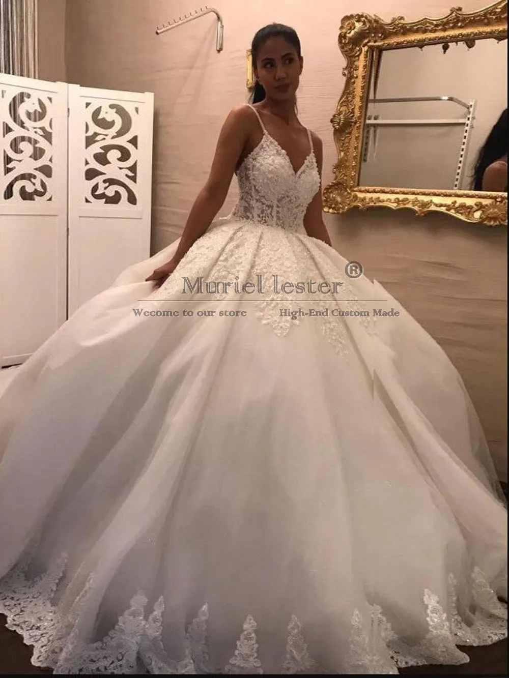 Luxury Appliques Lace Princess Ball Gown Wedding Dresses V Neck Spaghetti Strap Bridal Gowns Bespoke Women Formal Party Clothing