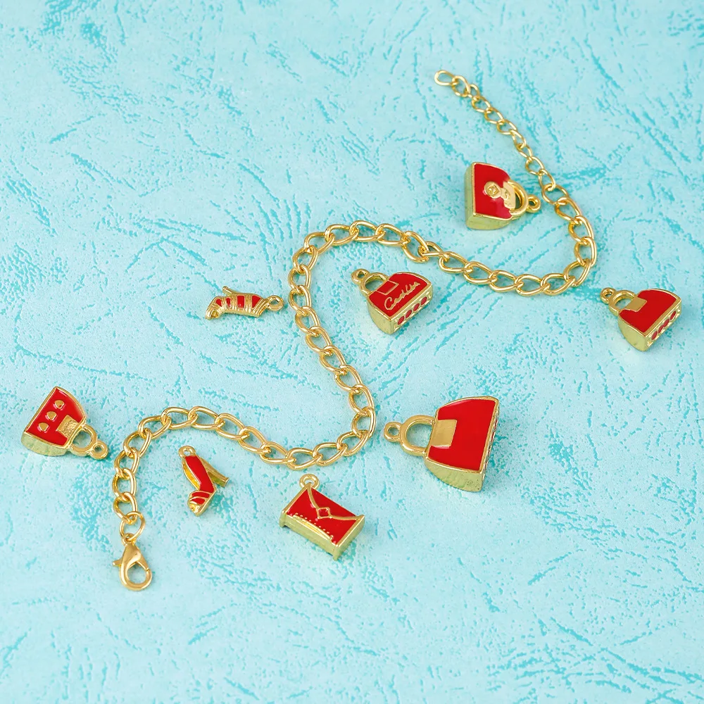 مجوهرات مصنوعة من خليط معدني، أحذية كرتونية، حقائب، يقطر الزيت، أقراط إبداعية وفريدة من نوعها وقلائد وإكسسوارات