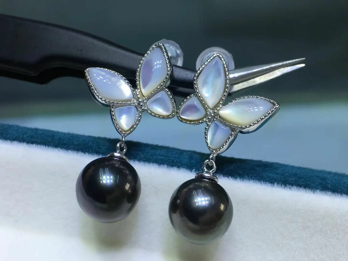 

Stunning 9-10mm Tahitian Round Black Butterfly Pearl Dangle Earring