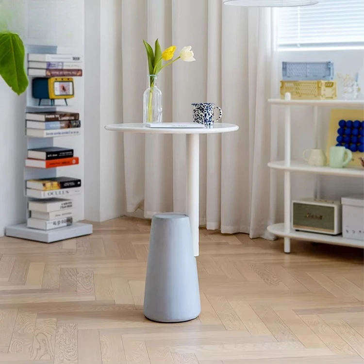 A mobília do restaurante da loja de café é simples, mesa de cabeceira de metal de design, mesa de centro pequena redonda, mesa final do sofá