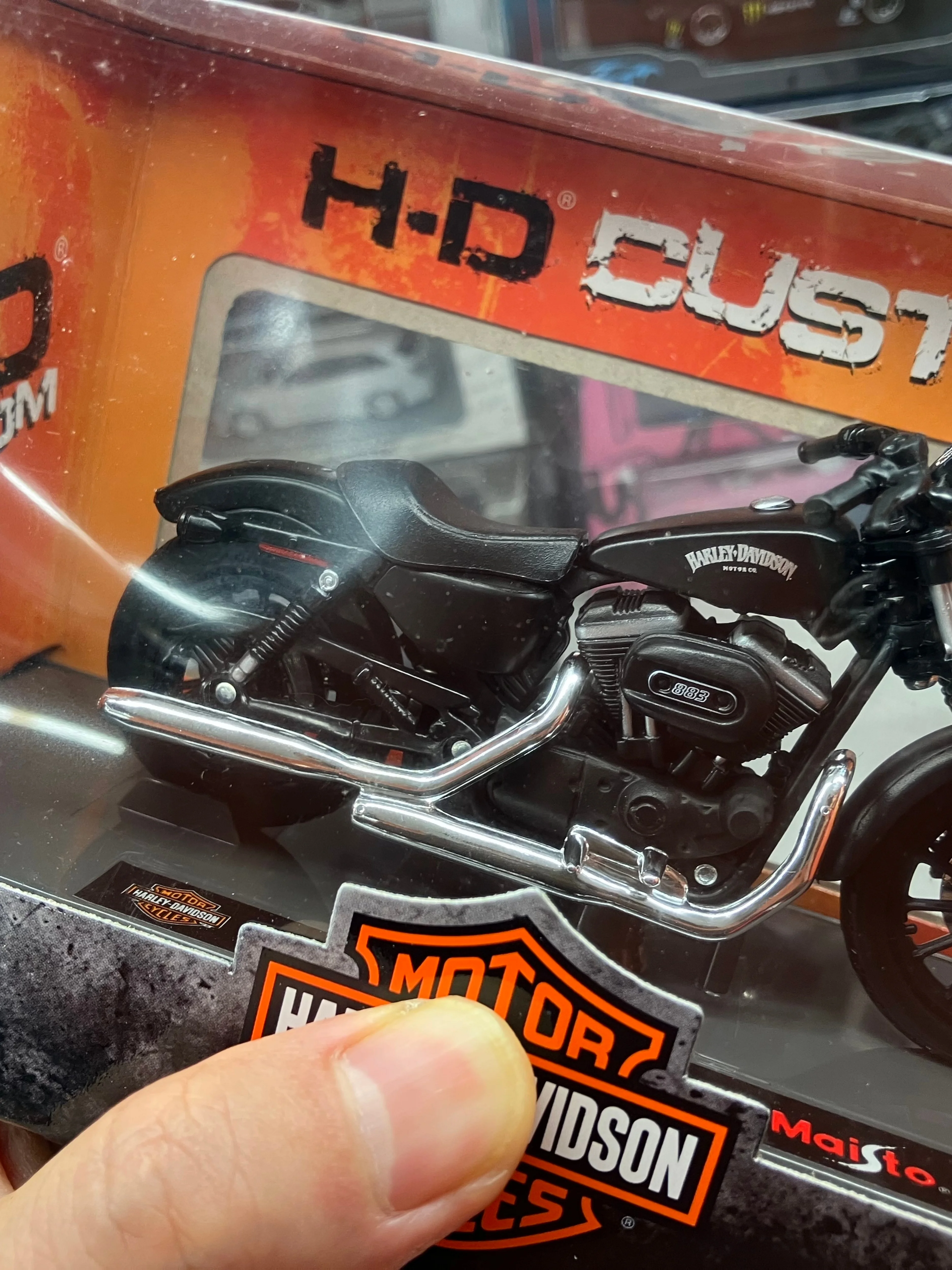 

Maisto 1/18 2014 Sportster Iron 883 Motorbike Diecast Model Car Collection Limited Edition Alloy