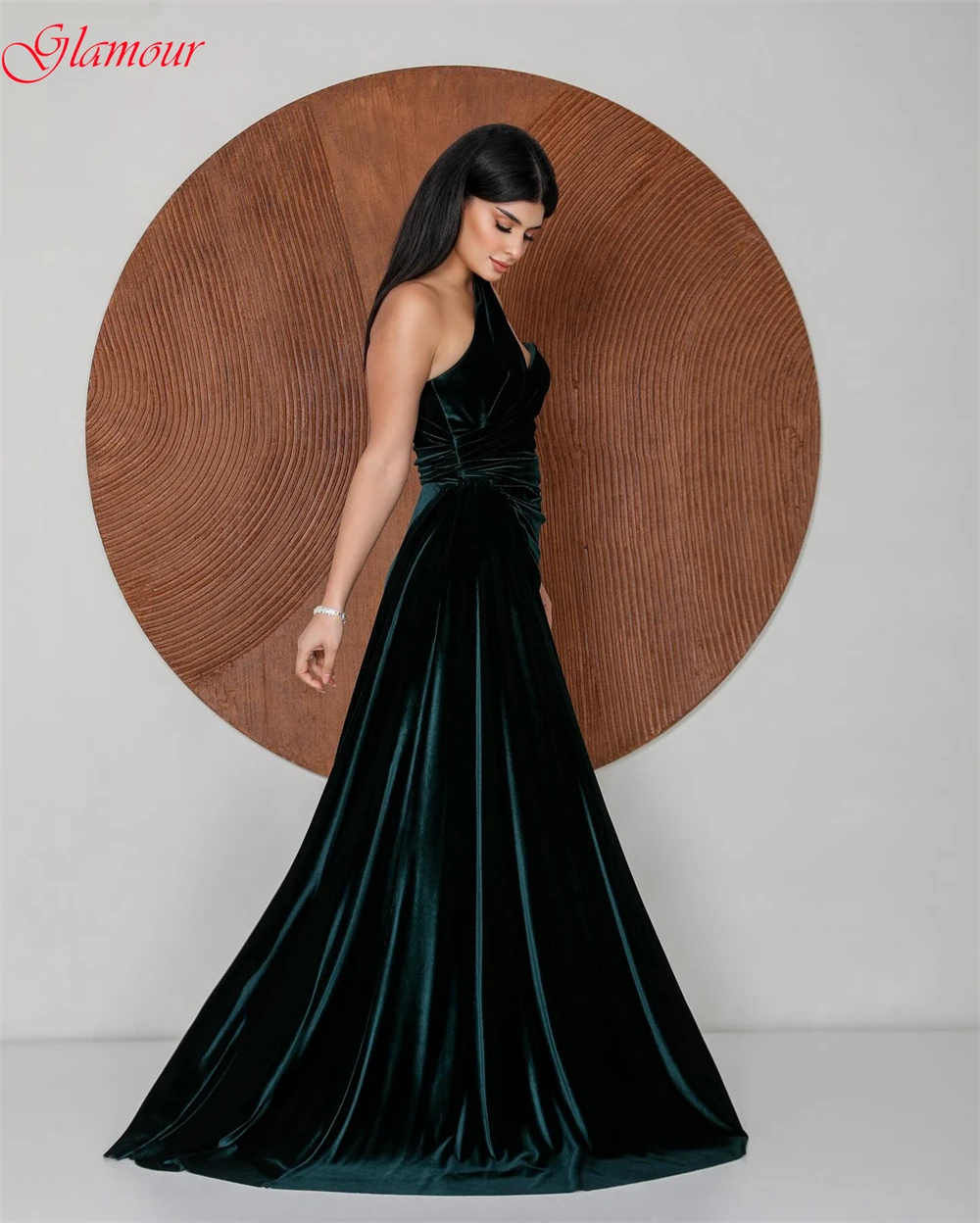 ที่กําหนดเองคลาสสิกกํามะหยี่ชุดราตรีสไตล์โมเดิร์น Halter ชุดเดรสปาร์ตี้ Simple แผงรถไฟโอกาสพิเศษ