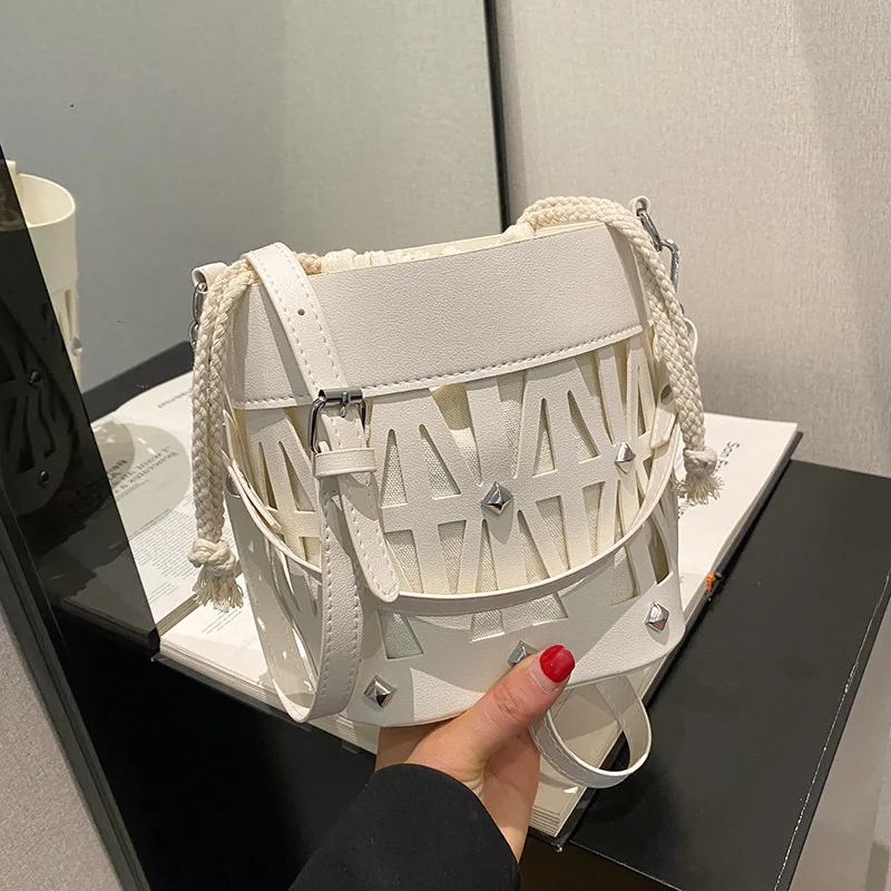 Bolso de hombro de PU hueco de diseño Popular de este año para mujer, bolso de mensajero portátil, bolsos de cubo, versión coreana de moda pura de verano