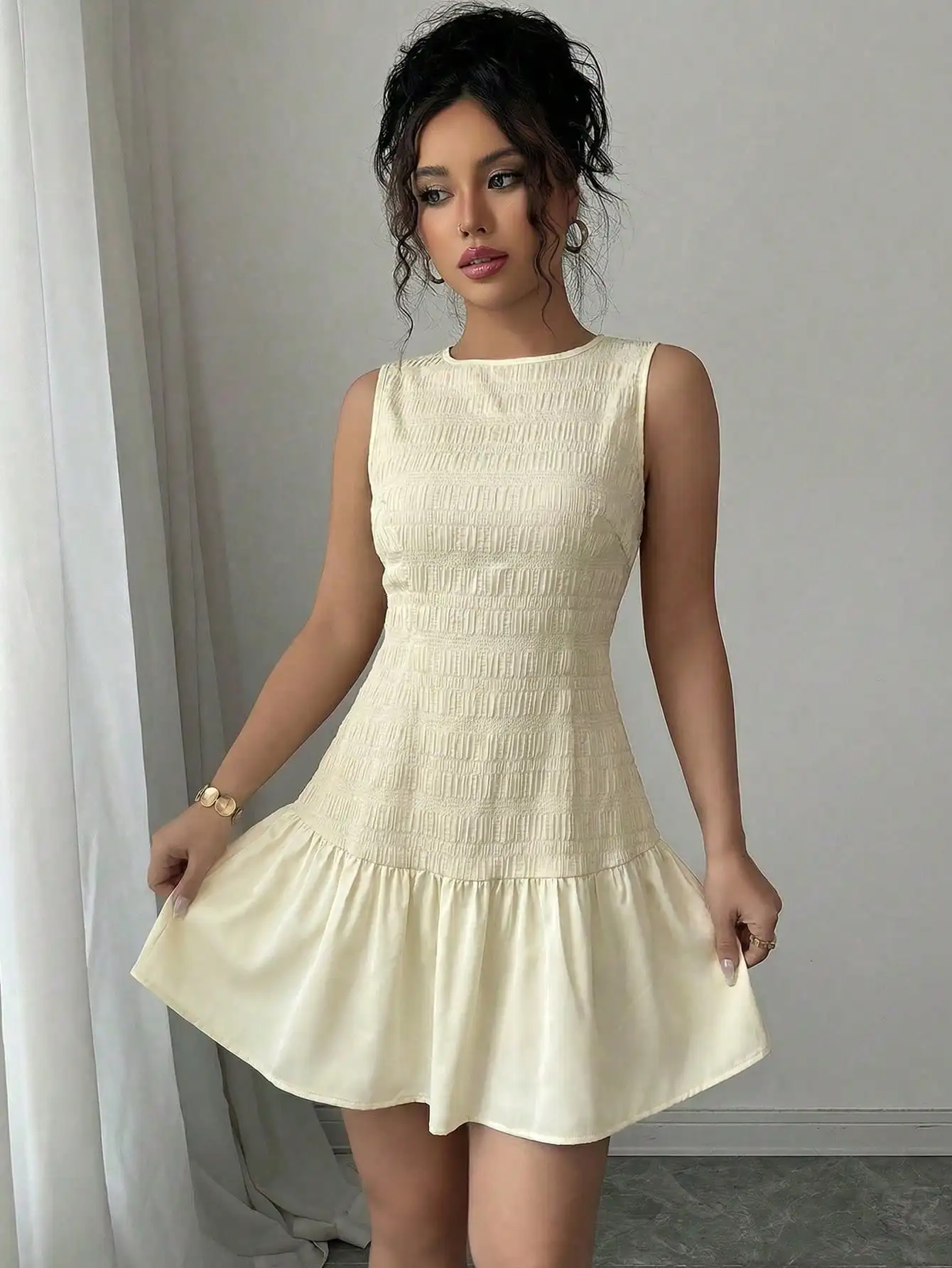 Cremefarbenes ärmelloses Smock-Minikleid für Damen, Rundhalsausschnitt, figurbetont und ausgestellt, lässiges Sommerkleid. – Detail 3