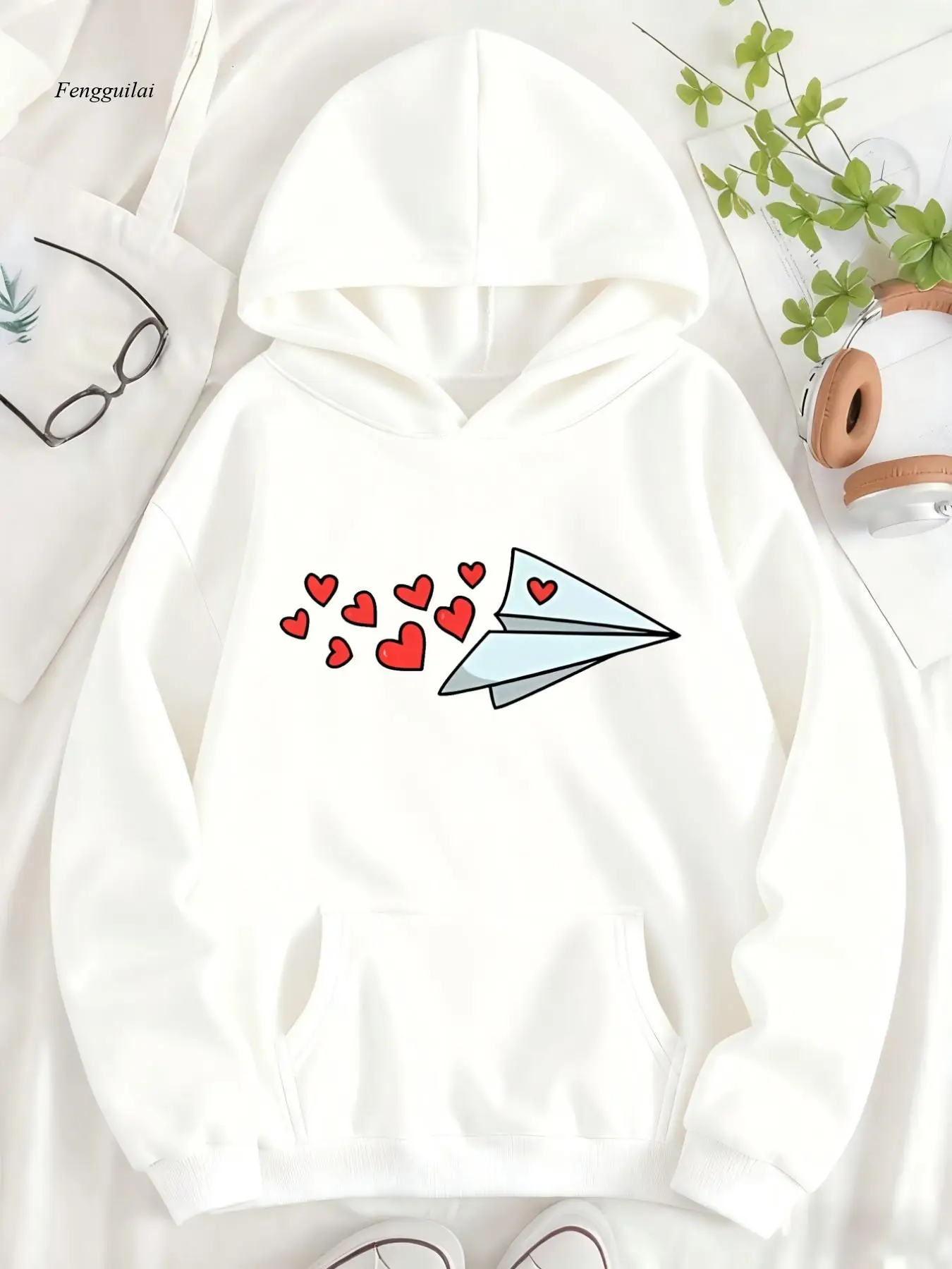 

Бумажный самолет и узор в виде сердца, романтический летный дизайн. Толстовка с карманами и буквами с принтом и толстовкой на подкладке