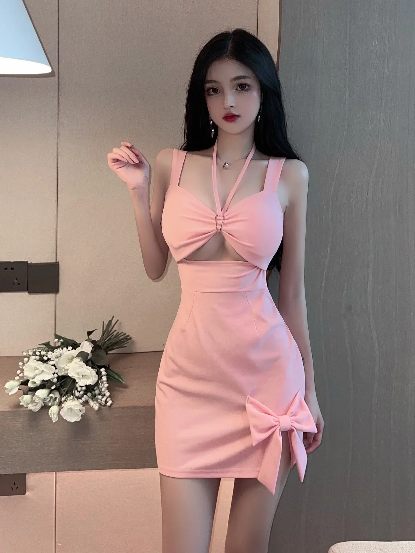 レッドクリスマスミニドレス 新作2023 セクシーでスパイシーなガール ホルターネックストラップ ホローウエスト スリムヒップドレス ガールズファッション レディース トップス