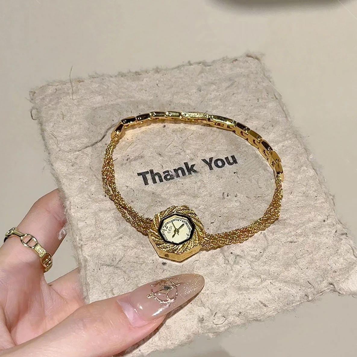 جديد خمر المرأة ساعات كوارتز فاخرة الراقية الذهب سلسلة السيدات ساعات يد شخصية الإبداعية المرأة ساعة مجوهرات