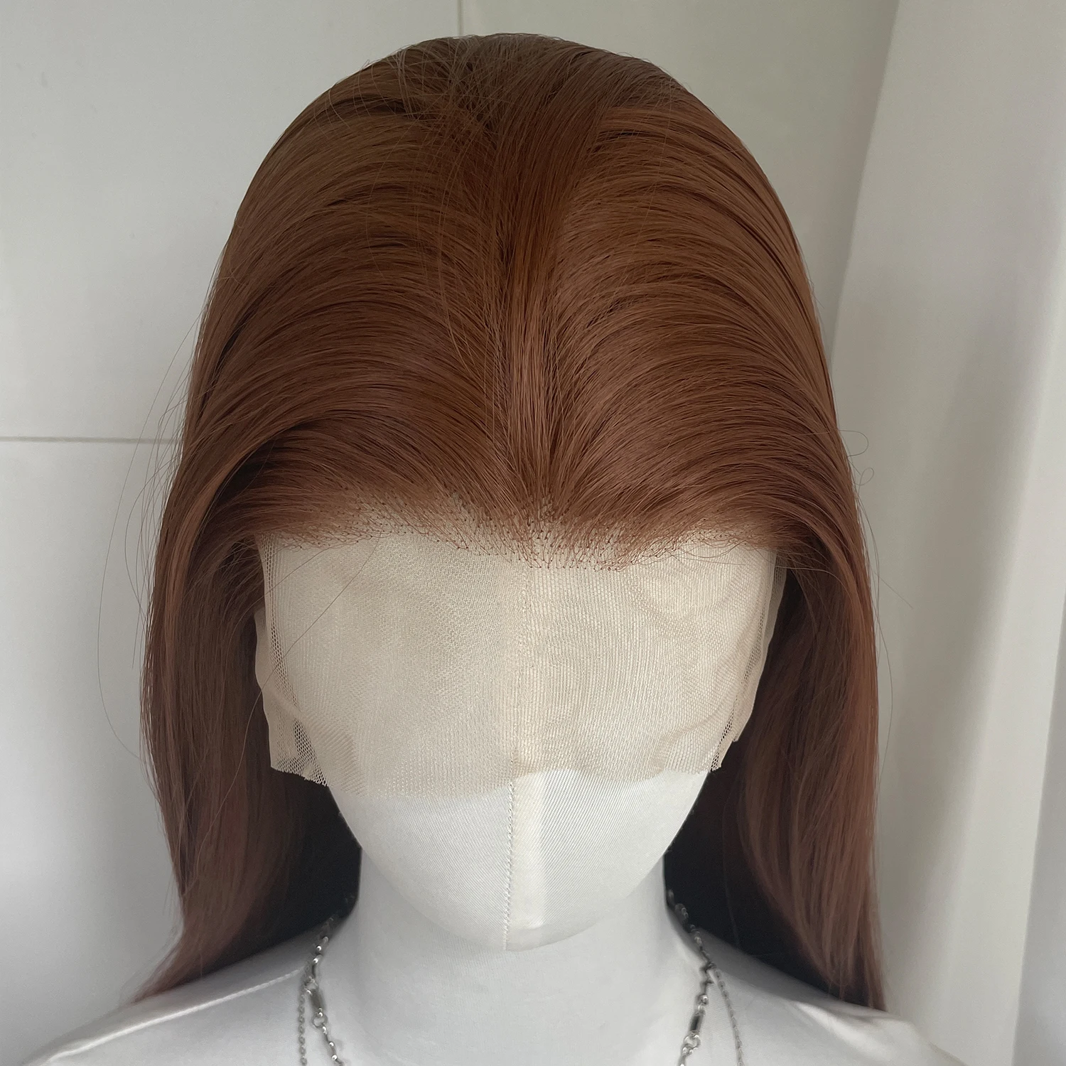 Honigbraune lange gerade 13x4 synthetische Lace-Front-Perücke für Frauen 26 Zoll leimlose Perücke halb handgebunden 150 % Dichte mittlere Kappe – Detail 1