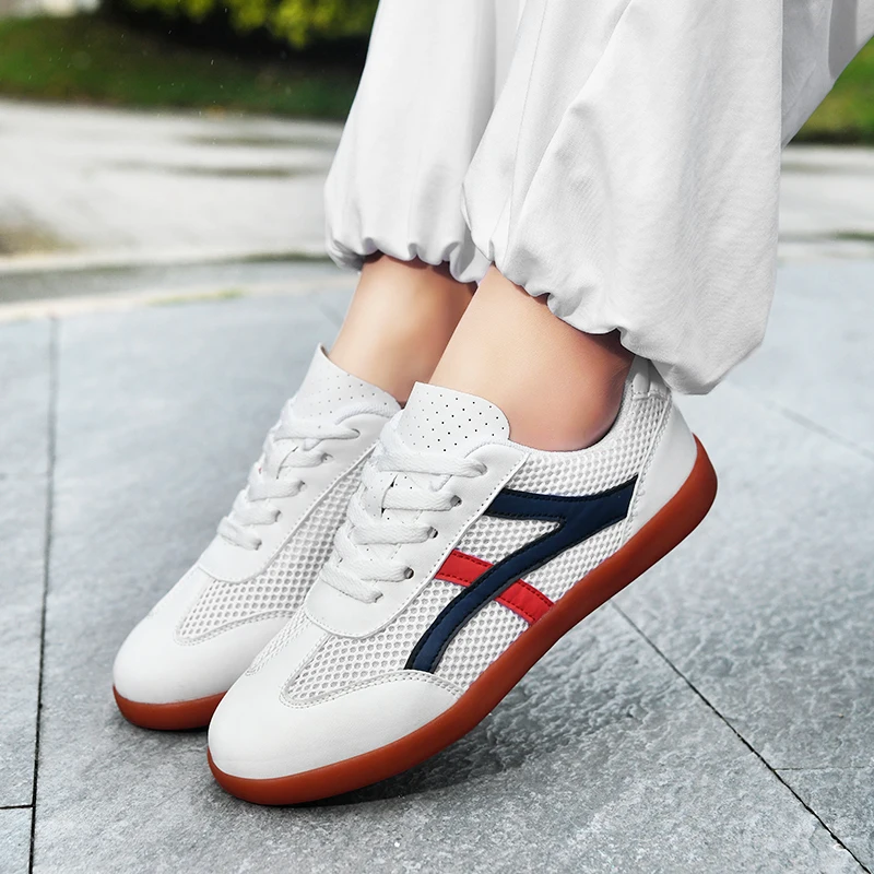 أحذية فنون الدفاع عن النفس الجديدة قابلة للتنفس لعام 2025 للنساء والرجال أحذية تاي تشي منخفضة الجودة أحذية رياضية خارجية مانعة للانزلاق أحذية الكاراتيه التايكوندو