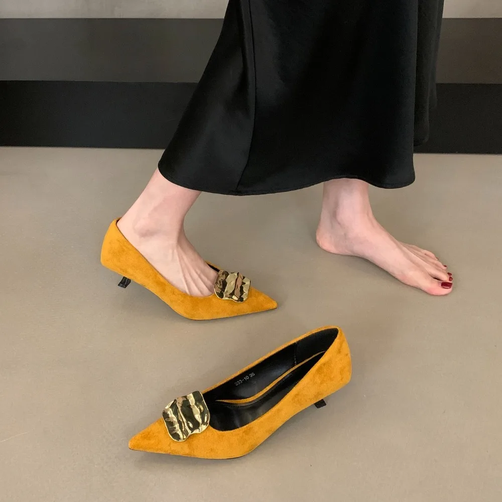 

Новые французские туфли-лодочки с острым носком на каблуке-рюмочке с металлической пряжкой, замшевые, на шпильке, для женщин, весна-осень 2026, для повседневной носки