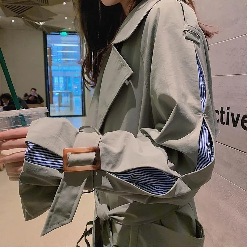 

A new style of patchwork trench coat for women with buttoned and double-breasted buttons