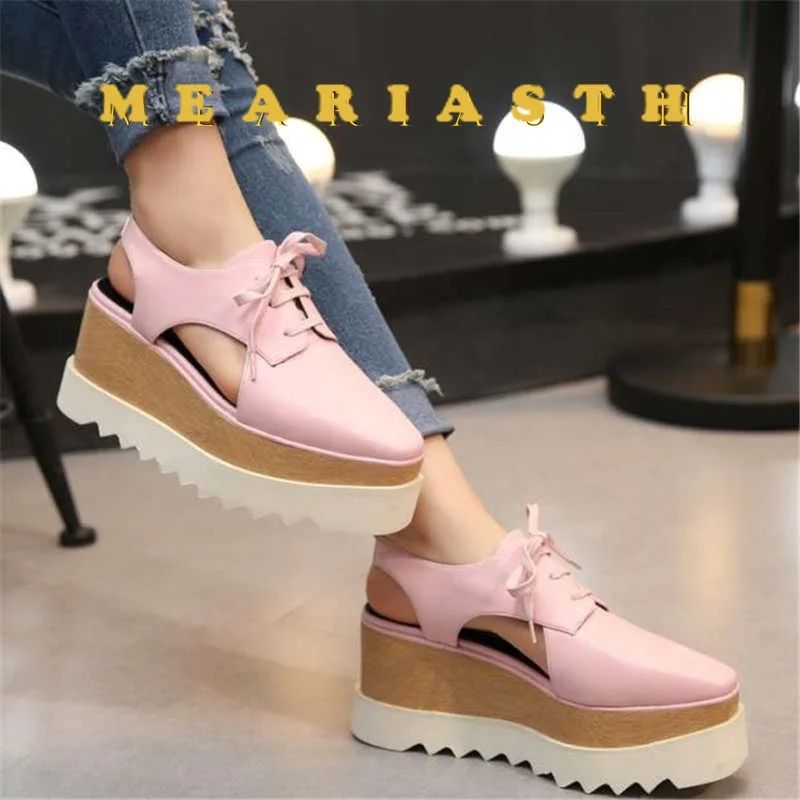 براءات الاختراع والجلود مشبك حزام الصنادل تنفس أحذية رياضية نجوم النساء الصيف المسامير الأحذية الكورية نمط منصة حذاء بكعب ويدج عادية