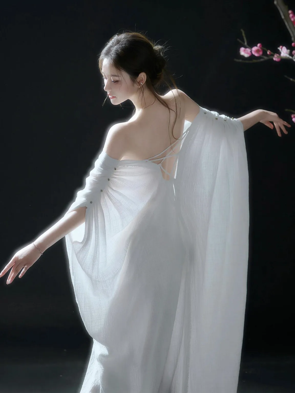 

Элегантный костюм для портретной фотосъемки в китайском стиле, белый, с открытой спиной, в холодных тонах, для студийной фотосессии, традиционный этнический стиль