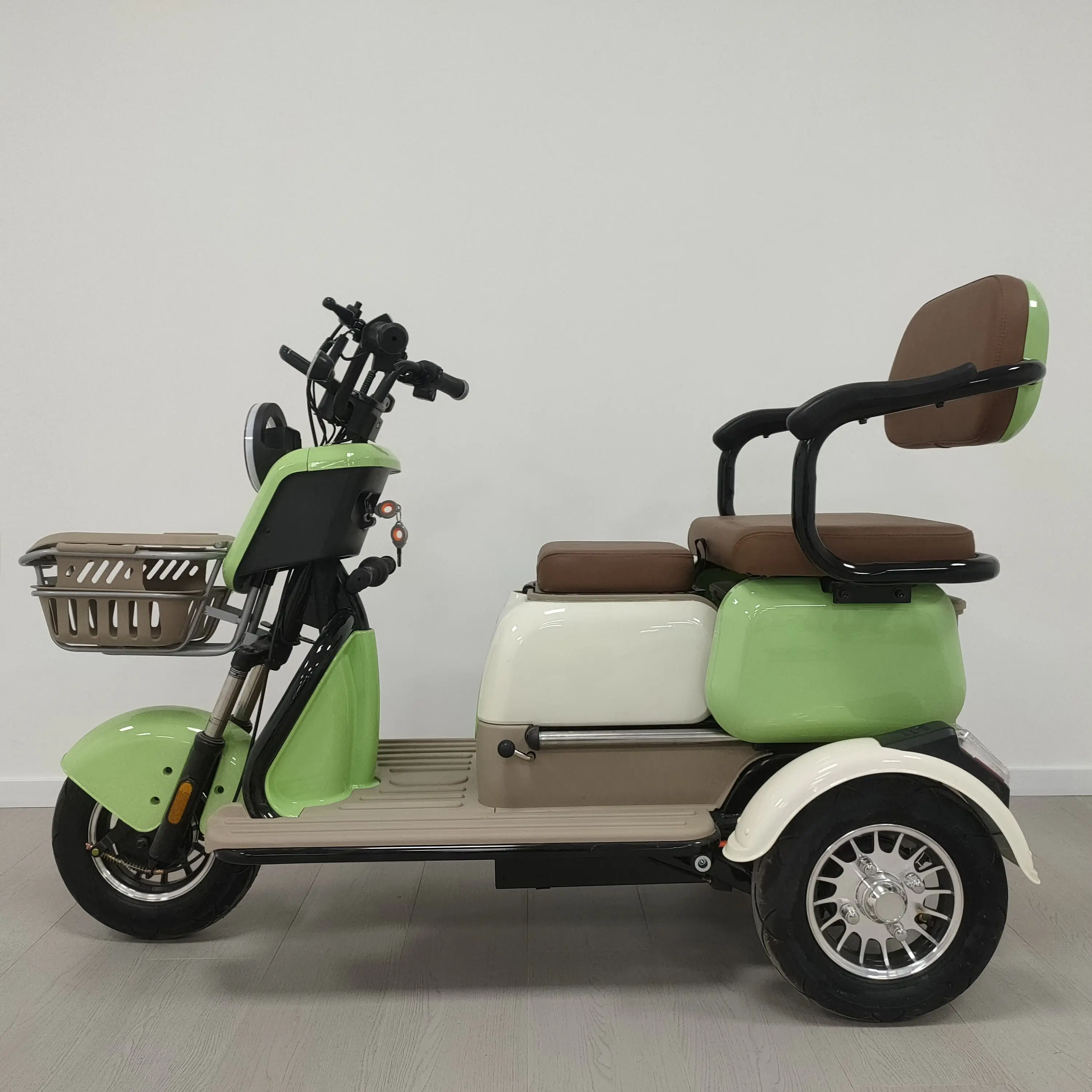 Electric Tricycle with 3 Wheels High-power 800 Watt Motor Suitable for Night Riding Safety Lighting