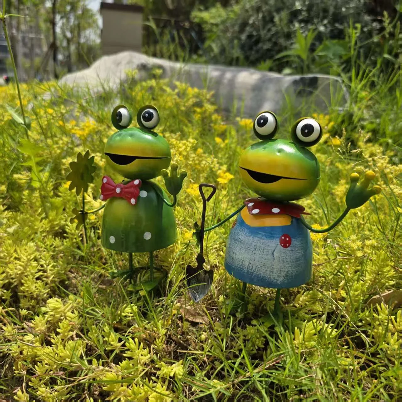 Cartoon-Frosch-Figur, Metall-Hängeornament, wasserdichte Eisenkunst-Dekoration für Terrasse, Garten, Hof, Rasen – Detail 7