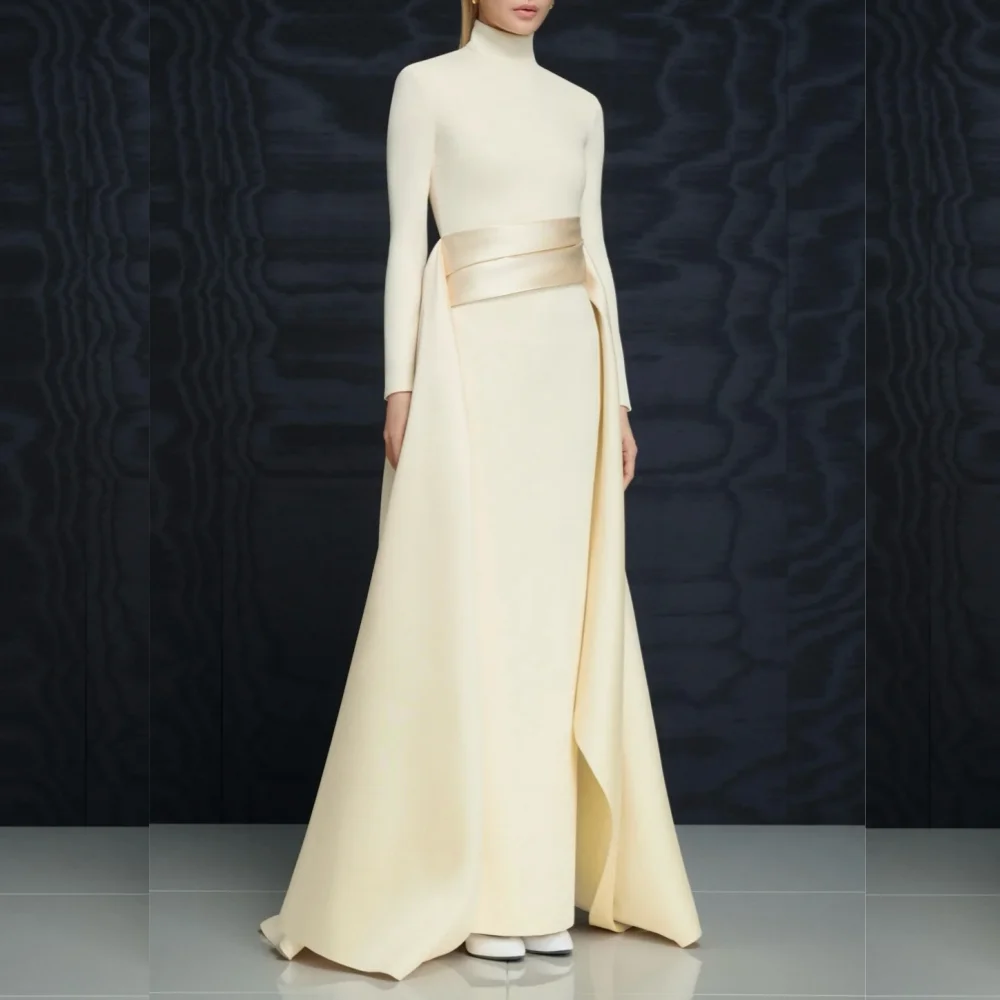 Ekskluzywne, szyte na miarę sukienki wieczorowe z plisami, prostym krojem, wysokim kołnierzem i długim rękawem, luksusowe, dopasowane, kolekcja 2025.