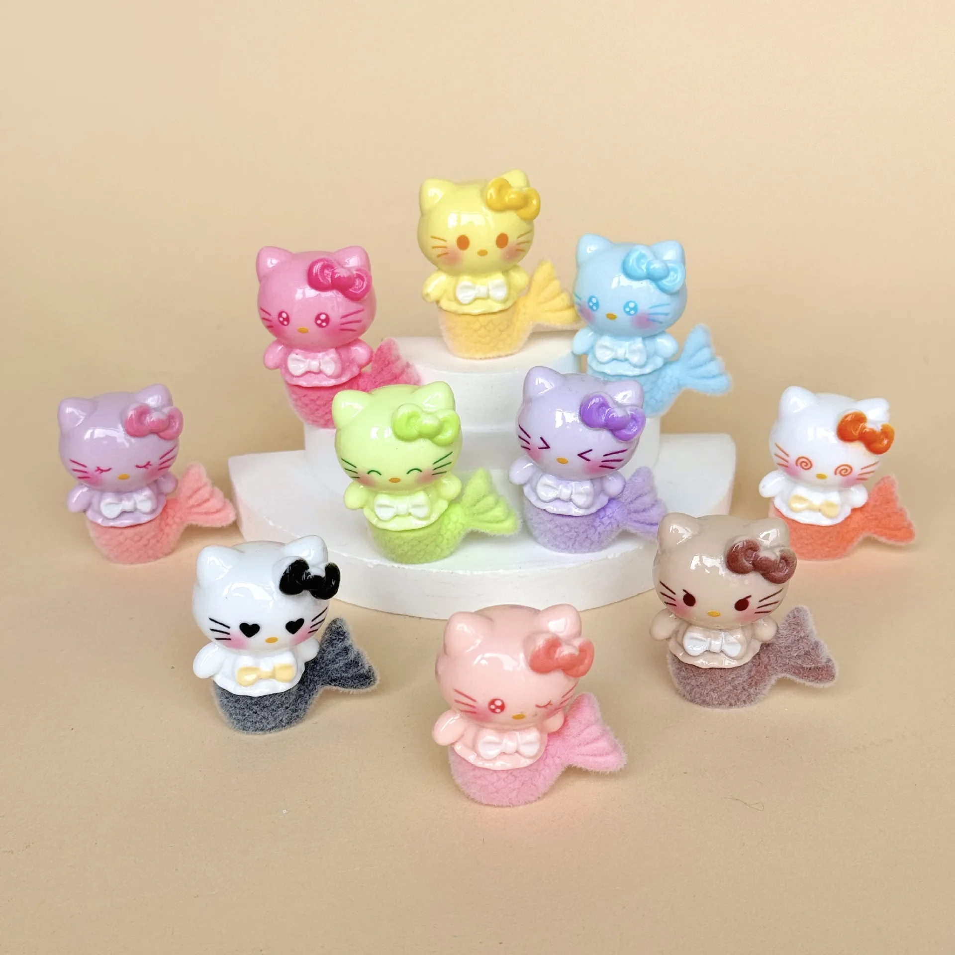 10 szt. Anime Ozdoby DIY dla lalek Hello Kitty, kreatywne rękodzieło, ekskluzywne dekoracje na biurko, idealne na prezenty świąteczne.