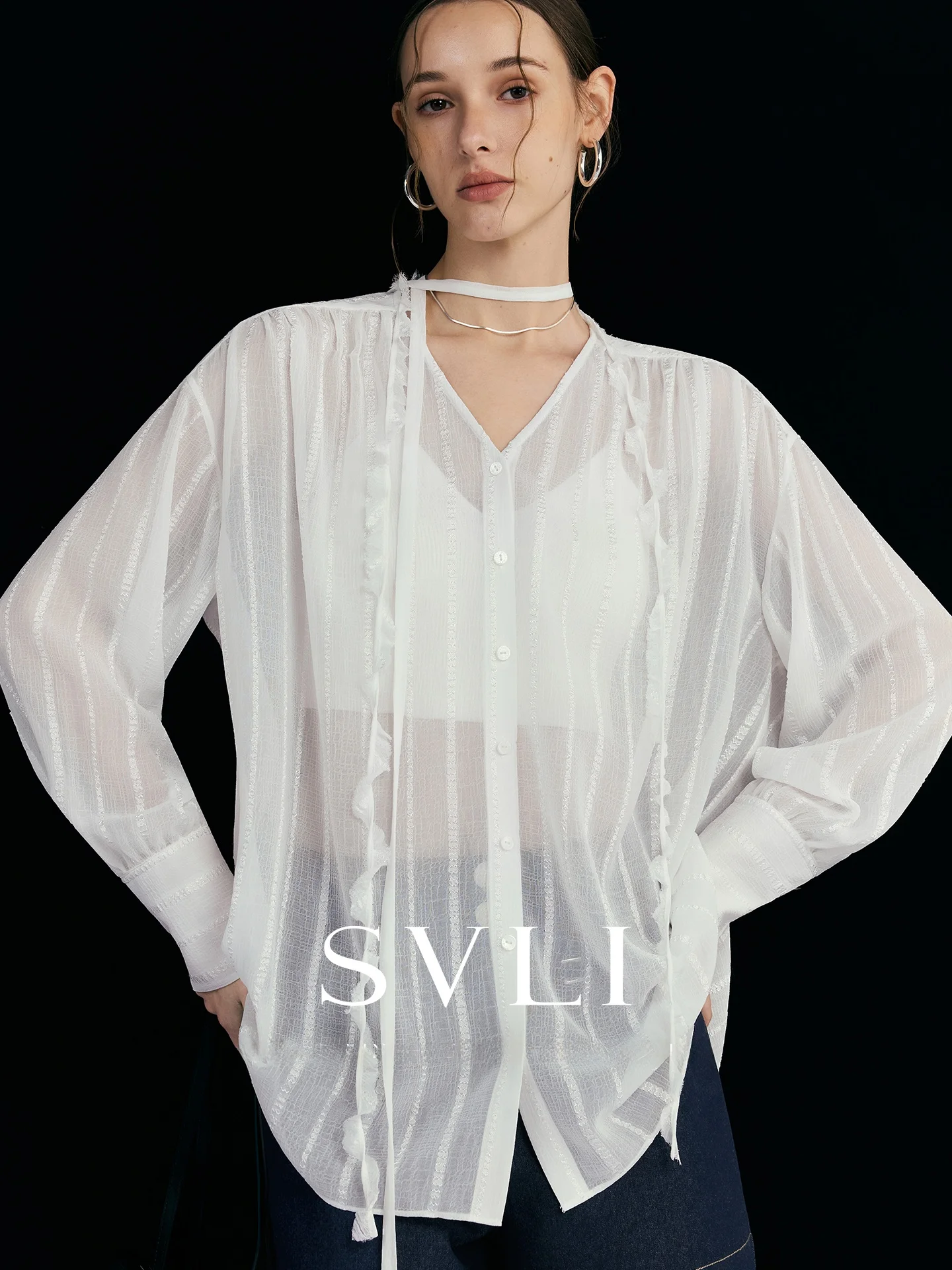 

Женская повседневная рубашка SVLI с V-образным вырезом, легкая прозрачная текстура, свободный крой, длинный рукав, для ранней весны, в стиле «Весеннее настроение»