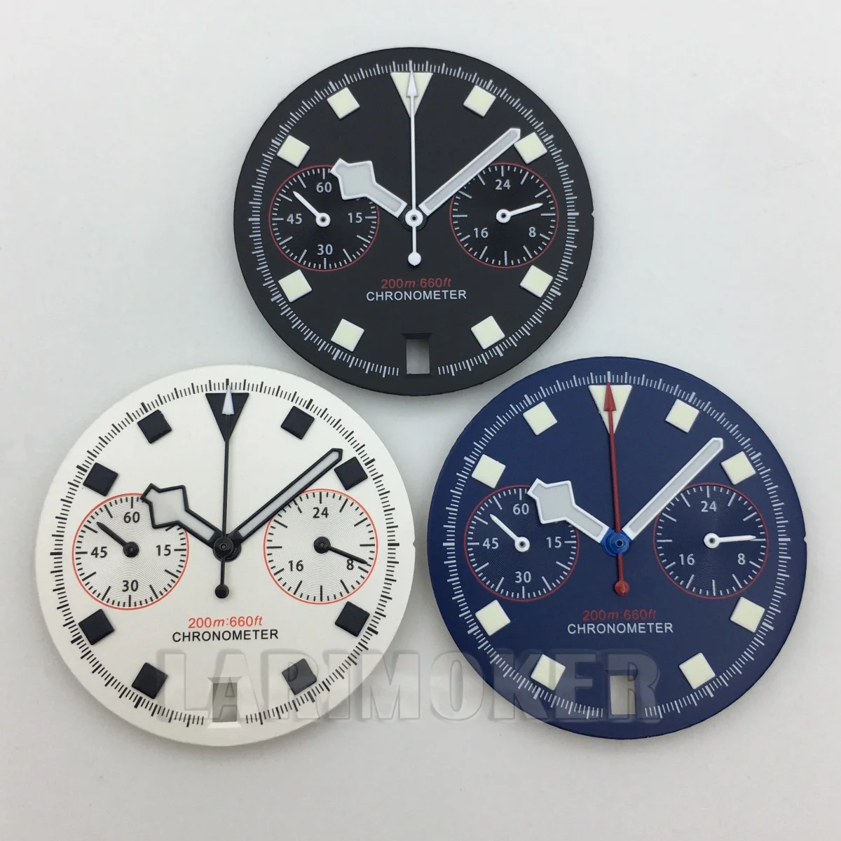 El esfera VH64 de 30 mm es negro, blanco y azul con manecillas luminosas verdes, adecuada para el movimiento de cuarzo VK64 con fecha a las 6 en punto.