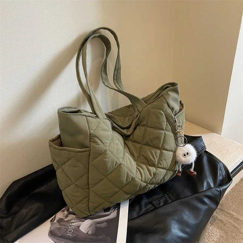 

New simple and spacious tote bag for ladies - lightweight, casual, with a fashionable diamond pattern crossbody bag