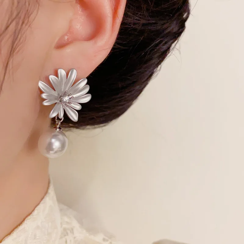 Fashion thin-coated small daisy pearl earrings, gentle temperament and versatile design earrings