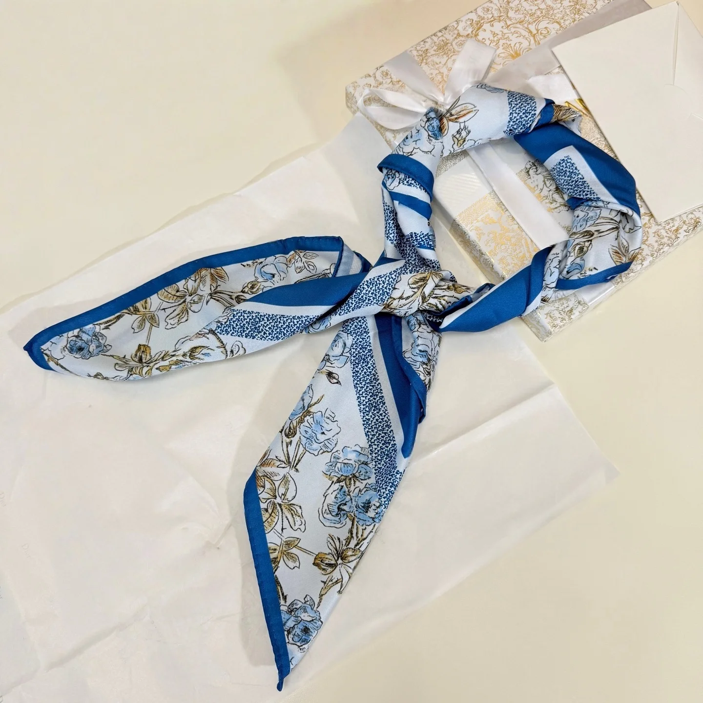 

Luxury Brand Women's Silk Scarves Fresh Rose Series Silk Square Scarves/Shawls Spring/Summer Commuter Scarves Floral Print Gifts