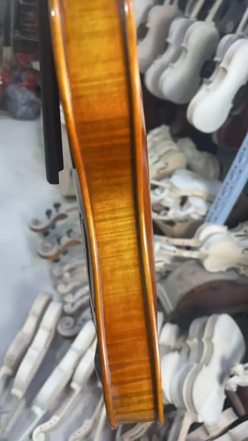 ممارسة الكمان على الطراز الإيطالي على شكل قرع مصنوعة يدويًا بنمط النمر الطبيعي وأداء الدرجات