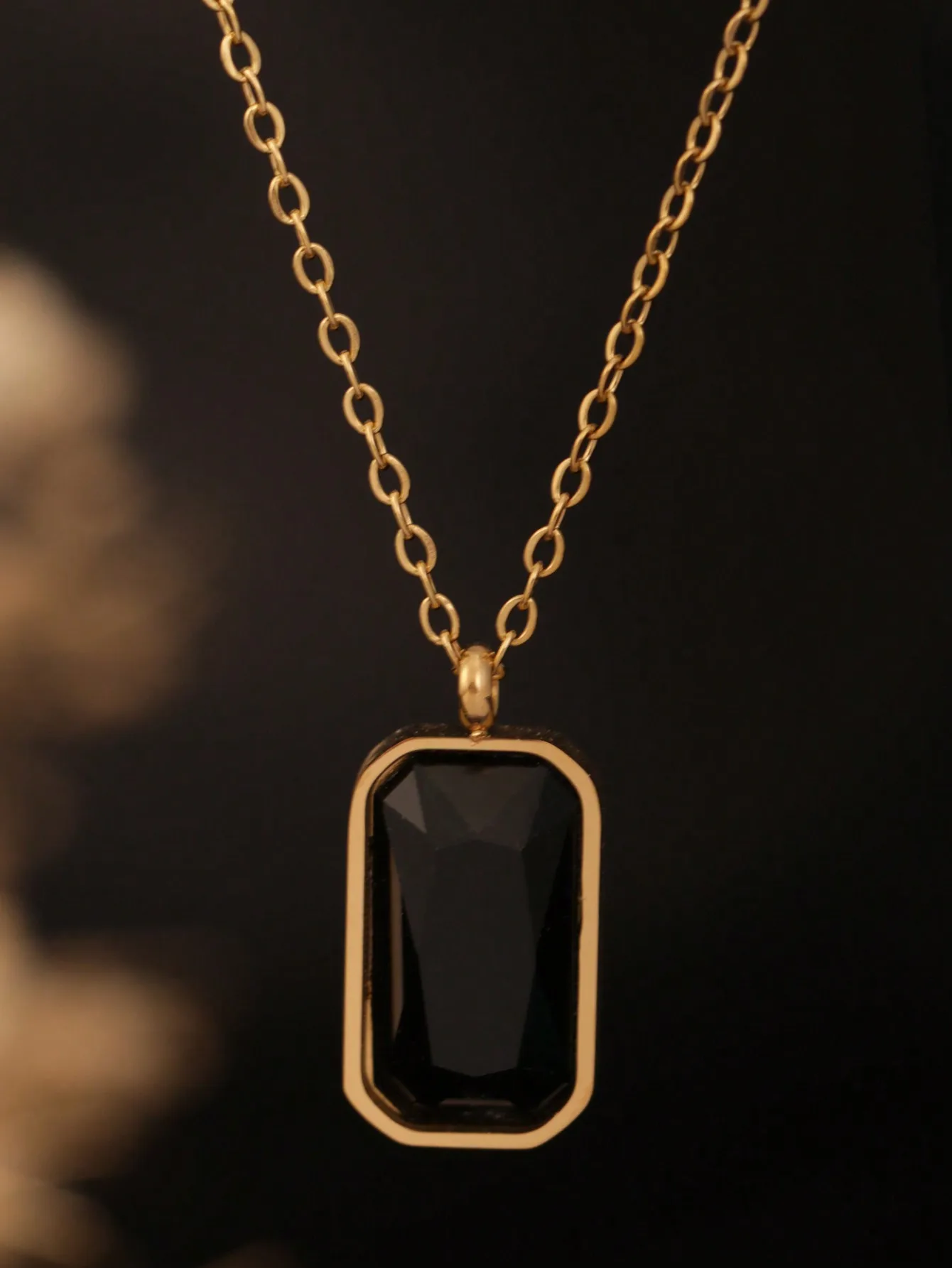 1 Piece Geometric Black Square Pendant Necklace with Artificial Zircon, 18K Gold Stainless Steel, European and American Style Women's Jewelry, Fashionable and Versatile, Trendy Light Luxury, Suitable for Women, Wives, Parties, Daily Wear, Social Gatherings, and as a Gift