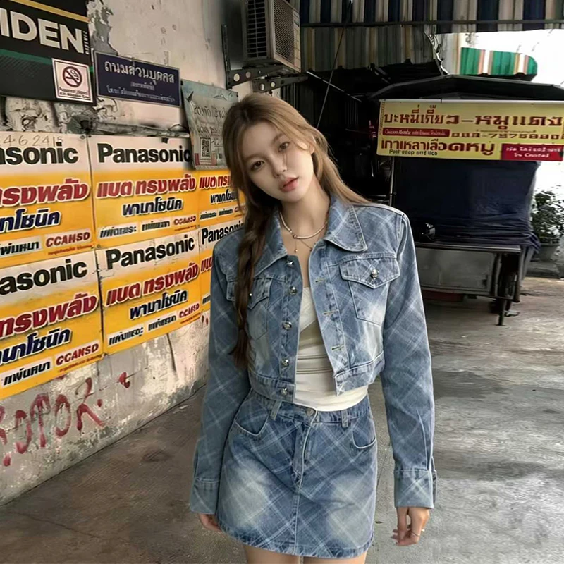 

Весна 2026: Модный Дизайн-Сенсация – Комплект из джинсовой куртки с ромбовидным узором и юбки с высокой талией. Женский повседневный образ.