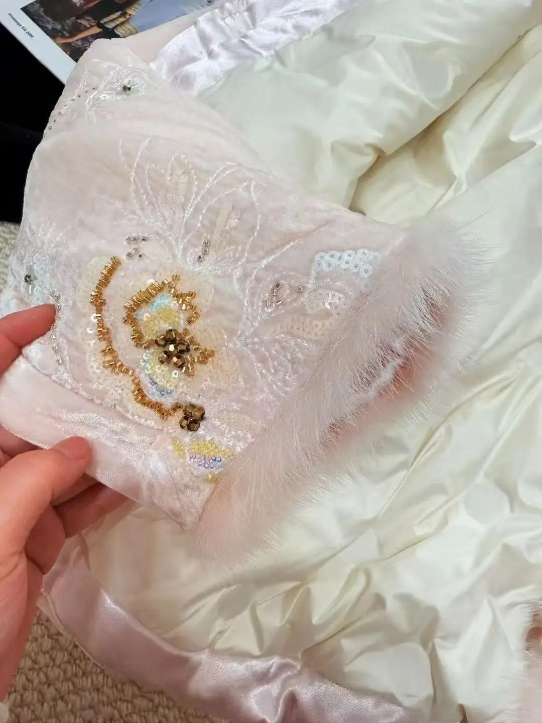 ملابس نسائية جديدة على الطراز الصيني لشتاء 2025 سترة عصرية ودافئة مع تطريز مطرز بالخرز الوردي والأبيض