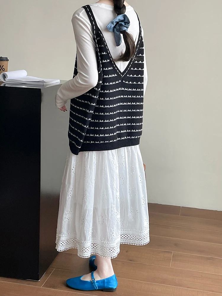 [LANMREM] Korean Style Striped Knited Vest For Women V-neck Sleeveless Casual Contrast Color Tops 2025 Spring New 26Z1003