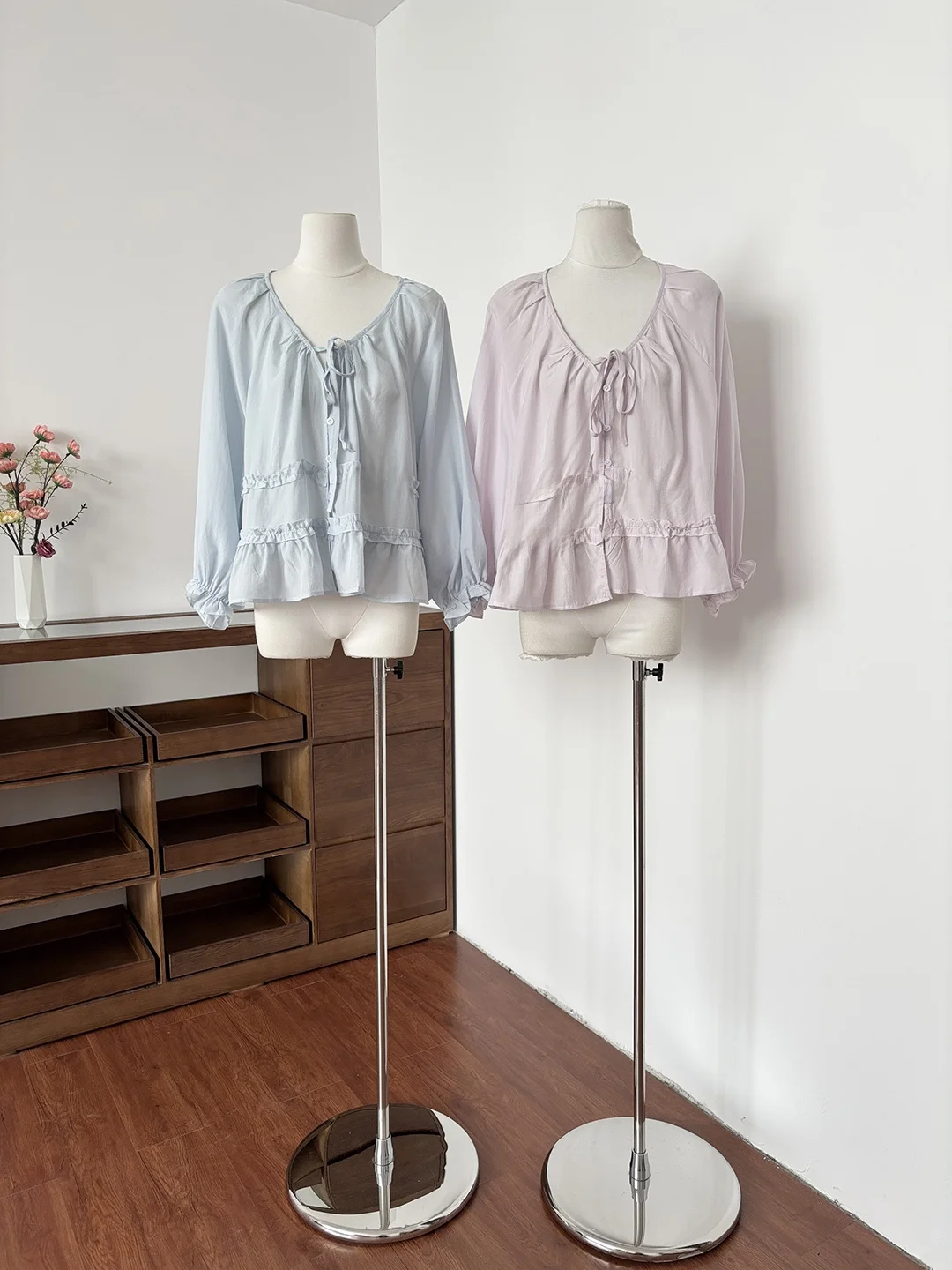 

Новая женская рубашка в корейском стиле с длинным рукавом, свободного кроя, с поясом, с принтом колокольчиков, весна 2026, утягивающий топ