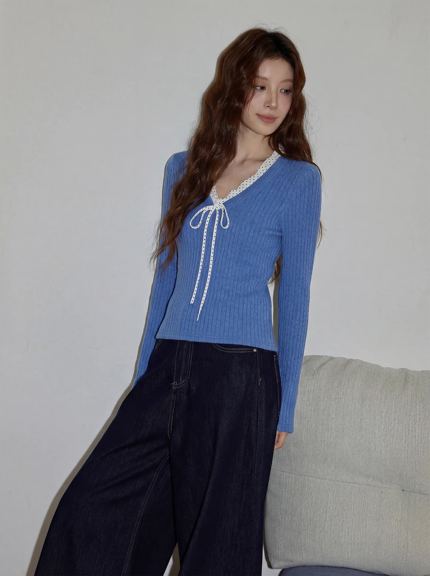 

Синяя женская модная трикотажная кофта с V-образным вырезом и принтом в горошек, элегантный топ для весеннего сезона, облегающий крой, высококачественная базовая одежда