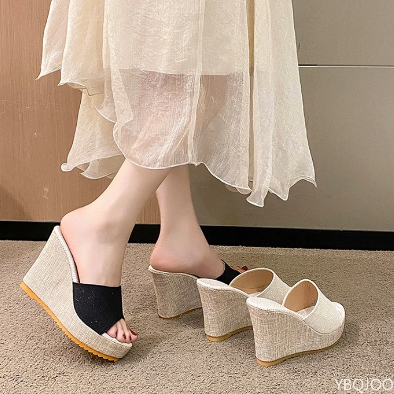 مجموعة كبيرة الحجم ذات الكعب العالي يرتدي النعال للنساء في صيف 2026 نمط جديد للارتداء في الهواء الطلق قطعة واحدة سحب غير رسمية للنساء