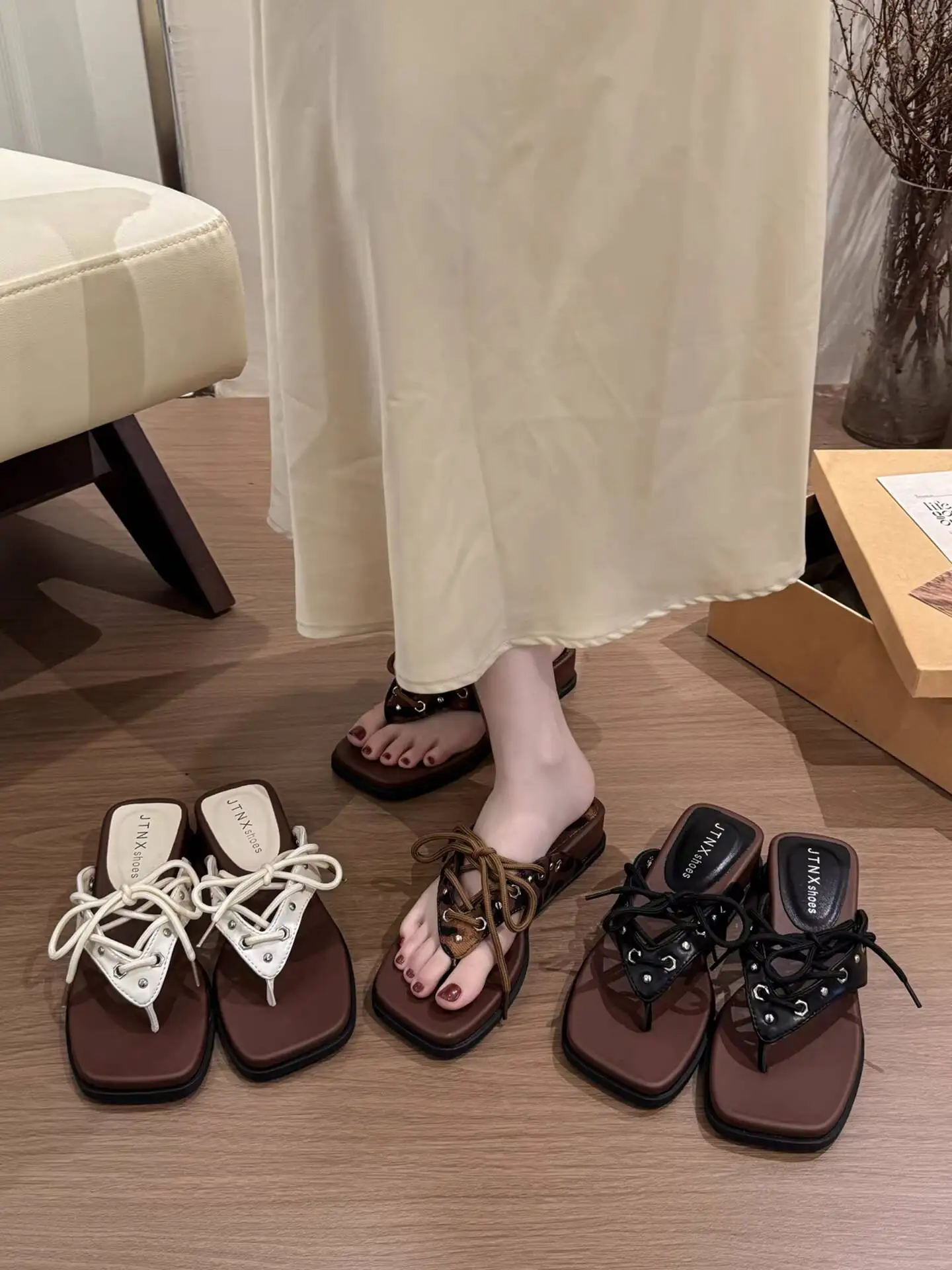 

2026 New Women's Retro French Style Flip Flops Thick Bottom Height Increasing Non Slip Sandals Slippers For Dresses Outdoor Wear